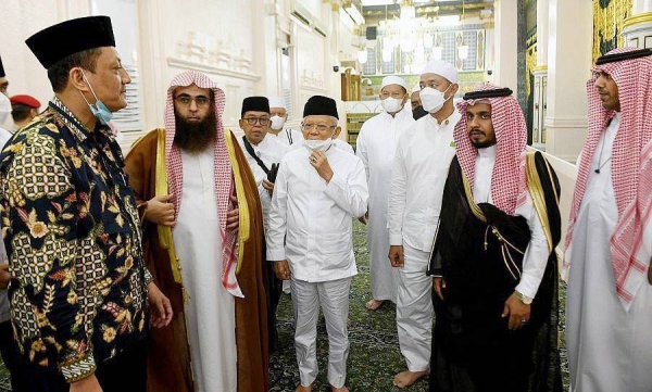 The Vice President of the Republic of Indonesia Dr. Ma'ruf Amin visited Tuesday the Prophet’s Mosque, where he performed prayers, and was honored to greet the Prophet, peace be upon him, and his two companions.