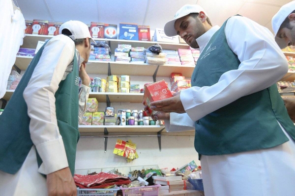 The Ministry of Commerce teams conduct inspection tour of commercial shops in Makkah to ensure sufficient stock of goods as well as the quality of products and the price levels offered to Hajj pilgrims.

