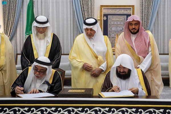 On behalf of the Custodian of the Two Holy Mosques King Salman, Prince Khalid Al-Faisal, the advisor to the Custodian of the Two Holy Mosques and Governor of Makkah region handed over the Kiswa of the holy Kaaba to the Chief Guardian of the Holy Grand Mosque, Dr. Saleh bin Zain-ul-Abidin Al-Shaibi at the headquarter of Makkah Municipality in the holy site of Mina.