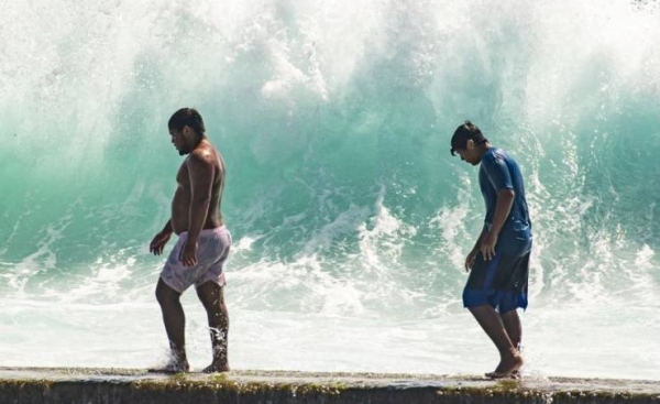 Hawaii waves swamp homes, weddings during ‘historic’ swell