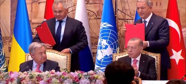 Secretary-General António Guterres (left) and President Recep Tayyip Erdoğan at the signing ceremony of Black Sea Grain Initiative in Istanbul, Türkiye.