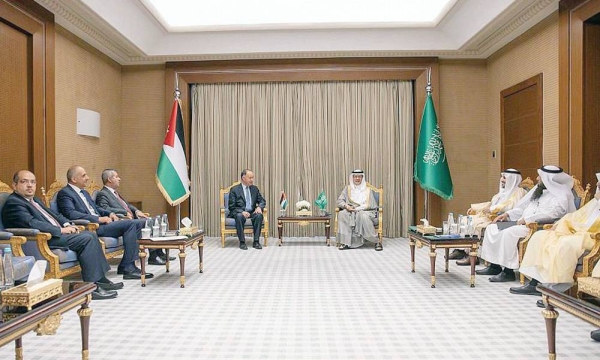 Minister of Energy Prince Abdulaziz Bin Salman met with a number of ministers from Jordan, and discussed aspects of cooperation between the two countries.