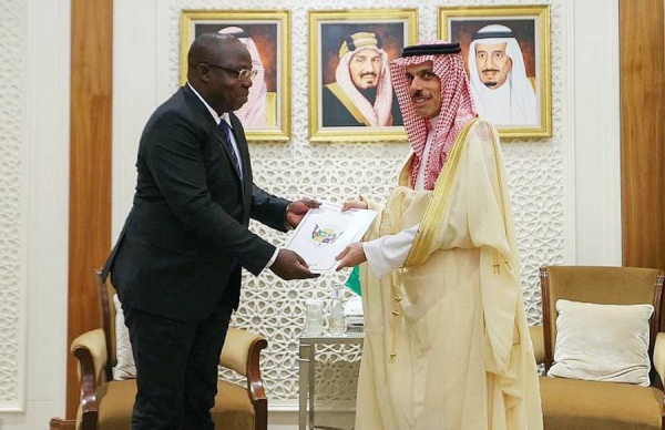 Custodian of the Two Holy Mosques King Salman received a written message from President Faustin Archange Touadera of the Central African Republic, dealing with strengthening the relations between the two countries.