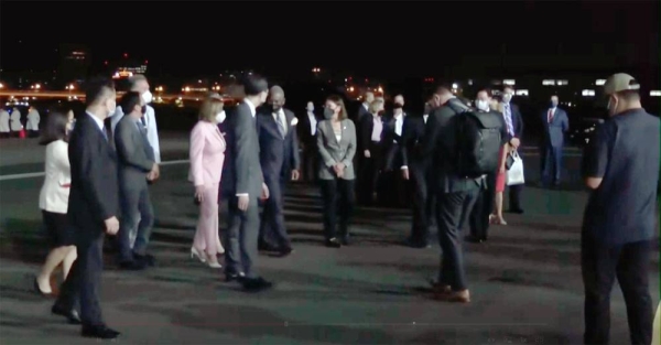 US Speaker Nancy Pelosi deplanes US Air Force jet in Taipei on Tuesday night.