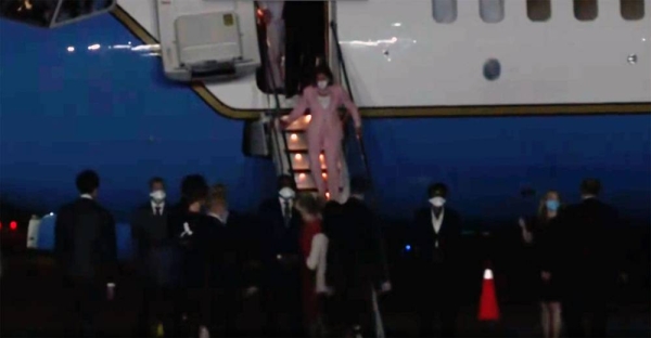 US Speaker Nancy Pelosi deplanes US Air Force jet in Taipei on Tuesday night.