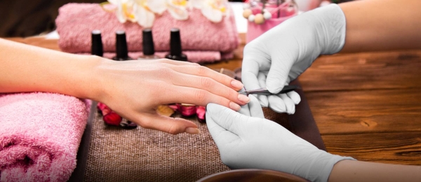 The Ministry of Municipal and Rural Affairs and Housing has stipulated that women staffers at grooming centers and beauty parlors shall obtain a professional certificate in the event of offering their services at home. — (Courtesy photo)