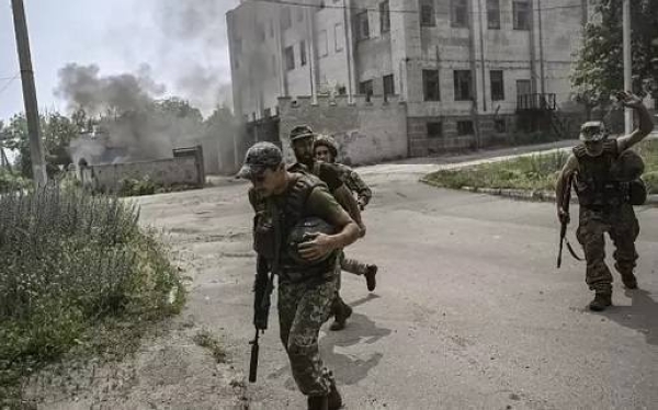 Ukrainian servicemen run for cover during an artillery duel between Ukrainian and Russian troops in the city of Lysychansk, eastern Ukrainian region of Donbas, in June.
