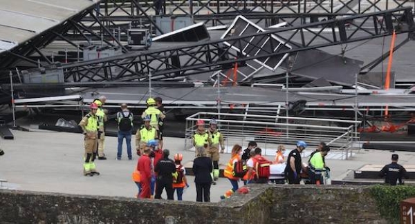 Stage collapse kills one, injures 17 in Spain