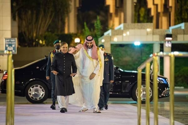 File photo of the Crown Prince Mohammed bin Salman and Pakistan’s Prime Minister Muhammad Shehbaz Sharif at Al-Salam Palace in Jeddah.