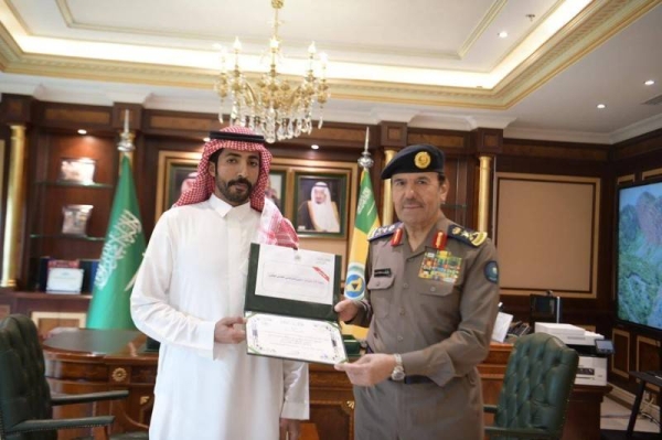 Director General of Civil Defense Lt. Gen. Suleiman Al-Amro honors citizen Nahi Al-Baqmi during a reception at his office in Riyadh on Saturday.