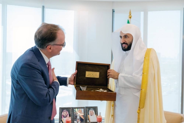 Justice Minister Walid Al-Samaani met at his office in Riyadh Dr. Christophe Bernasconi, the Secretary General of the Hague Conference on Private International Law (HCCH), where they discussed enhancing legal cooperation between the two sides.