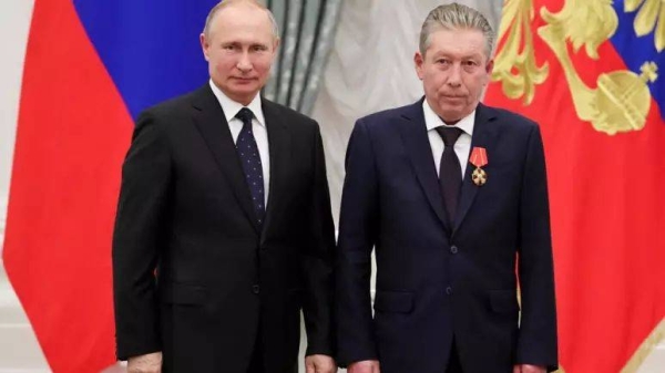 Ravil Maganov (R) poses for a photo during an awarding ceremony at the Kremlin in Moscow on November 21, 2019. (file)