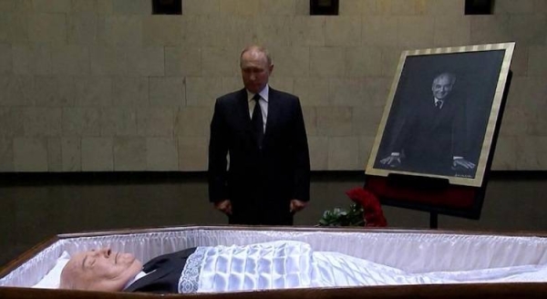 Vladimir Putin vistis Gorbachev's coffin in Moscow.