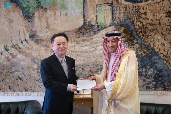 Deputy Minister of Foreign Affairs Waleed Al-Khuraiji receives the letter from Chinese Ambassador Chen Weiqing in Riyadh.