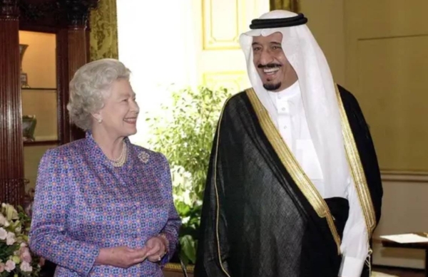 King Salman and Britain's Queen Elizabeth II meet at Buckingham Palace in London on June 28, 2000.