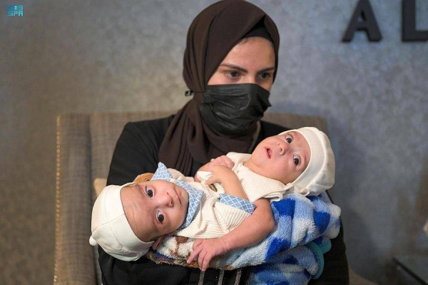 The Iraqi Siamese twins Omar and Ali, held by their mother, arrived in Riyadh for medical examinations and studying the possibility of conducting their separation procedure.