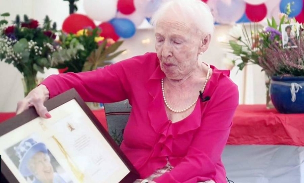 Gwendolyn Hoare savors the birthday card from Queen Elizabeth II on her 100th birthday.