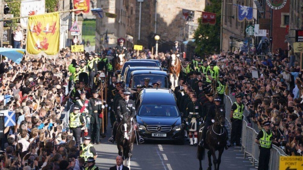 There was a solemn hush as the procession moved through crowds on the Royal Mile in Edinburgh