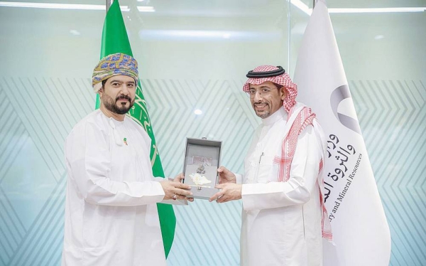 Minister of Industry and Mineral Resources Bandar Ibrahim Alkhorayef received in his office Saturday at the Ministry’s headquarters the Omani Minister of Commerce, Industry and Investment Promotion, Qais Bin Mohammed Al-Yousef, and his accompanying delegation.