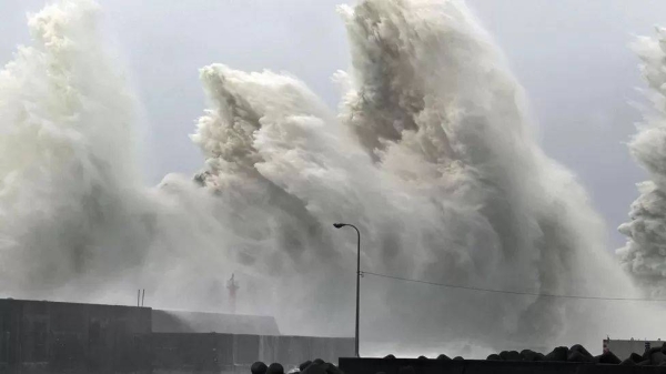 Huge waves in Kochi prefecture, western Japan