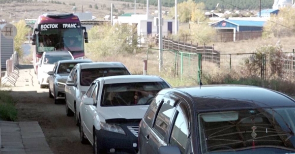 Queues at a check point on the Russia-Mongolia border.