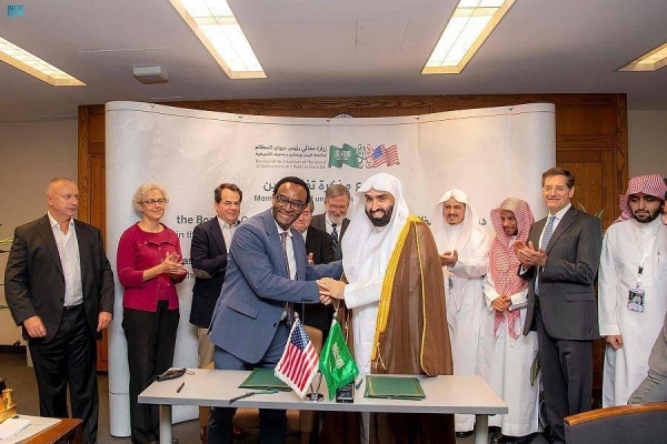 Dr. Khaled Al-Youssef signs the MOU with a representative of the US university.