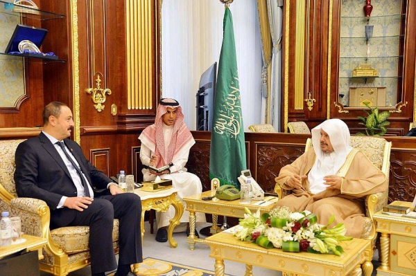Shoura Council President Sheikh Abdullah Al-Sheikh holds talks with Turkish Ambassador to Saudi Arabia Fatih Ulusoy at the Shoura headquarters in Riyadh on Thursday.