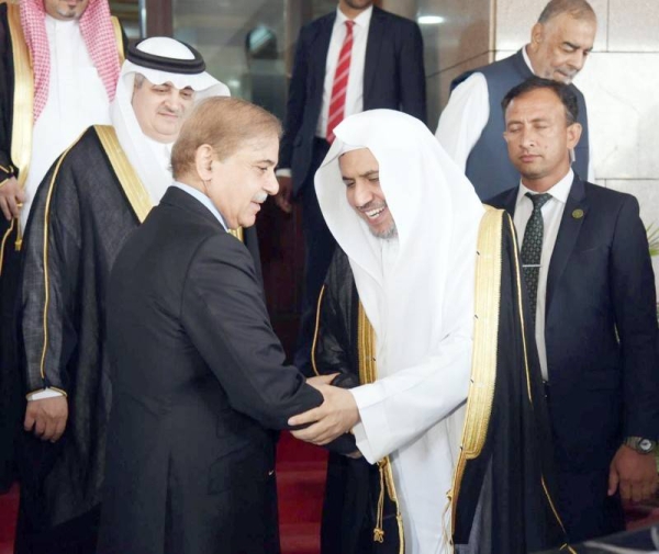 President Sharif warmly welcomed Sheikh Al-Issa and the accompanying delegation.