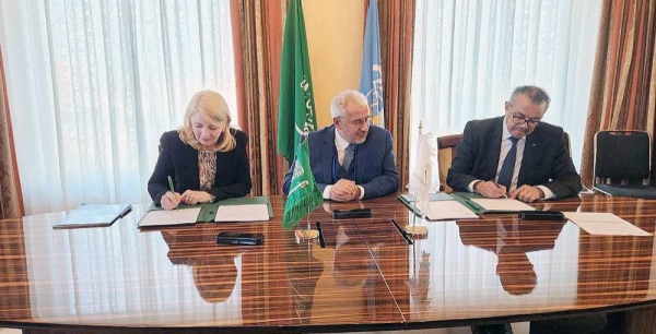 Advisor at the Royal Court and Supervisor General of KSrelief Dr. Abdullah Bin Abdulaziz Al Rabeeah signs the agreements with WHO Director General Tedros Adhanom and UNICEF Executive Director Catherine Russell.