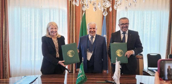 Advisor at the Royal Court and Supervisor General of KSrelief Dr. Abdullah Bin Abdulaziz Al Rabeeah signs the agreements with WHO Director General Tedros Adhanom and UNICEF Executive Director Catherine Russell.