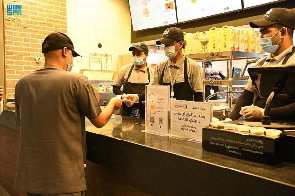The report showed that consumer spending on the sectors of ‘restaurants and cafes’ and ‘food and beverages’ reached SR1.54 billion each, during the week. (File picture) 