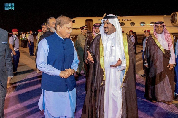 Prince Mohammed bin Abdulrahman, deputy emir of Riyadh, and other senior officials received Pakistan’s Prime Minister Muhammad Shehbaz Sharif at King Khalid International Airport.