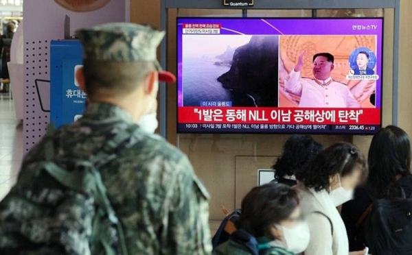 A soldier watches a TV report at Seoul Station on Nov. 2, 2022, about North Korea’s launch of at least three short-range ballistic missiles into the East Sea earlier in the day. — courtesy Yonhap