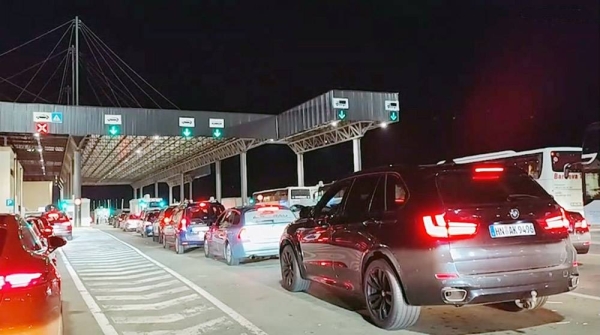 Long line of cars are seen at the border check point in Kosovo amid license plate spat.