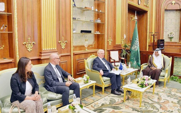 Deputy Speaker of the Shoura Council Dr. Mishaal Bin Fahm Al-Sulami met in Riyadh on Monday with European Union Special Representative Eamon Gilmore, and his accompanying delegation.
