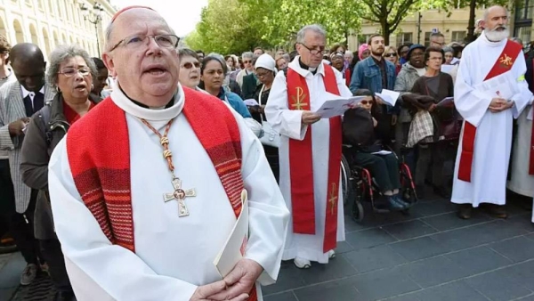 Archbishop of Bordeaux Jean-Pierre Ricard (L) celebrates Good Friday in Bordeaux, southwestern France, on April 14, 2017. — courtesy AFP