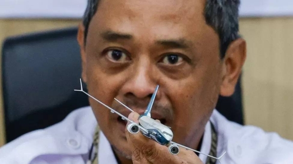 Investigators say the Boeing 737-500 crashed due to a faulty throttle system and pilot complacency.