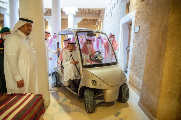 The King toured the emirate building, during which he reviewed the history replete with remarkable achievements, while he was the emir of the Riyadh region for a period of five decades.