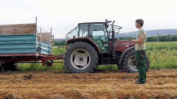 ينتج المزارعون السويسريون الشباب تربة أفضل من أجل غذاء أفضل