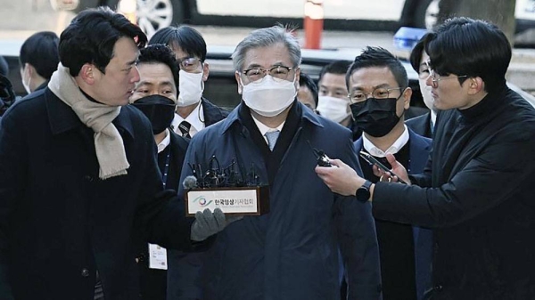 Former South Korean National Security Director Suh Hoon, center, arrives at the Seoul Central District Court in Seoul, Dec. 2, 2022. — courtesy Han Sang-kyun/Yonhap