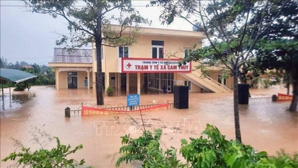 Floods kill five in central region hinh anh 1Cam Thuy commune health station in Quang Tri province's Cam Lo district, is submerged by the flood. — courtesy VNA