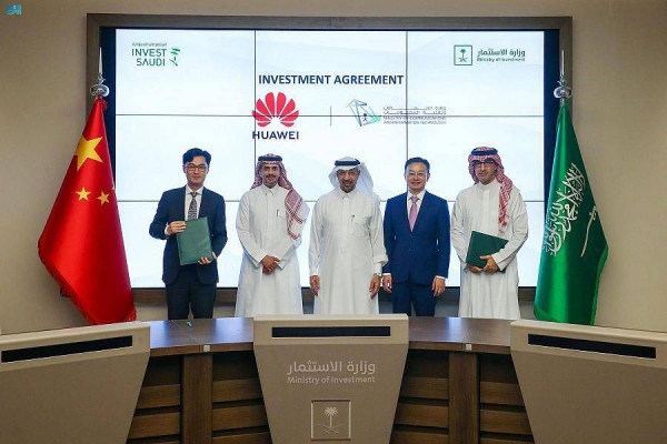 Minister of Investment Eng. Khalid Al-Falih with officials and representatives of Saudi and Chinese companies after signing the agreements.