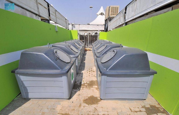 The center stated that those who dig up waste containers, scatter their contents, and take out recyclable waste will be punished with a minimum fine of SR1,000 and a maximum of SR10,000.