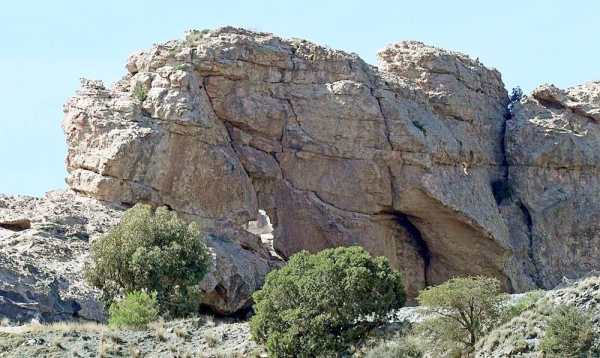 Tanomah Mountains displays natural art paintings that adorn the slopes carved by monsoons and heavy rains thousands of years ago, which formed rare natural inscriptions and sculptures.