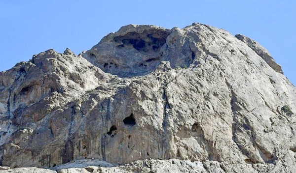 Tanomah Mountains displays natural art paintings that adorn the slopes carved by monsoons and heavy rains thousands of years ago, which formed rare natural inscriptions and sculptures.