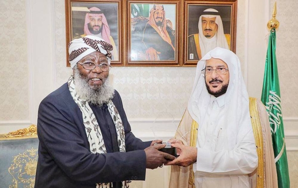 Minister of Islamic Affairs, Call and Guidance Sheikh Dr. Abdullatif Bin Abdulaziz Al-Sheikh signed Thursday with the Head of the Religious Administration of Muslims of Russia Sheikh Rawi Ain Al-Deen, the executive program of the memorandum of understanding (MoU) previously signed between the two sides in Islamic fields.