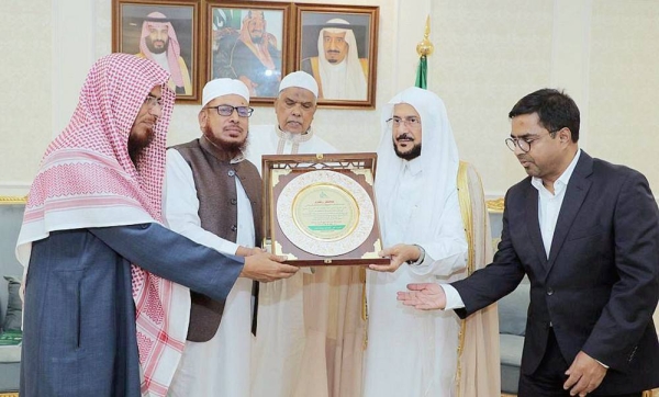 Minister of Islamic Affairs, Call and Guidance Sheikh Dr. Abdullatif Bin Abdulaziz Al-Sheikh signed Thursday with the Head of the Religious Administration of Muslims of Russia Sheikh Rawi Ain Al-Deen, the executive program of the memorandum of understanding (MoU) previously signed between the two sides in Islamic fields.