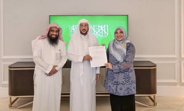 Minister of Islamic Affairs Dr. Abdullatif Al-Sheikh handed over, on Wednesday, Saudi Arabia's support for the construction of the mosque of the Faculty of Education at Sharif Hidayatullah University University Director Professor Amani Lobis in Jakarta.
