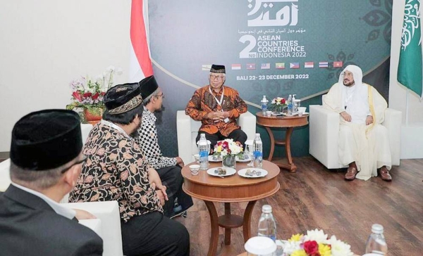 The Council of Scholars of the Republic of Indonesia has granted Minister of Islamic Affairs, Call and Guidance Sheikh Dr. Abdullatif Bin Abdulaziz Al-Sheikh the Medal of Merit of the First Class for the most influential personality in the service of Islam and the spreading of its tolerance according to the approach of moderation.