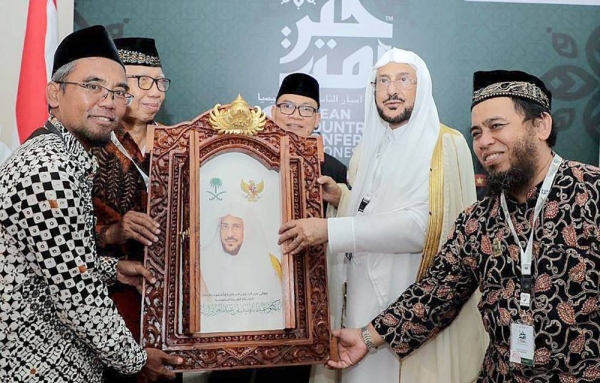 The Council of Scholars of the Republic of Indonesia has granted Minister of Islamic Affairs, Call and Guidance Sheikh Dr. Abdullatif Bin Abdulaziz Al-Sheikh the Medal of Merit of the First Class for the most influential personality in the service of Islam and the spreading of its tolerance according to the approach of moderation.